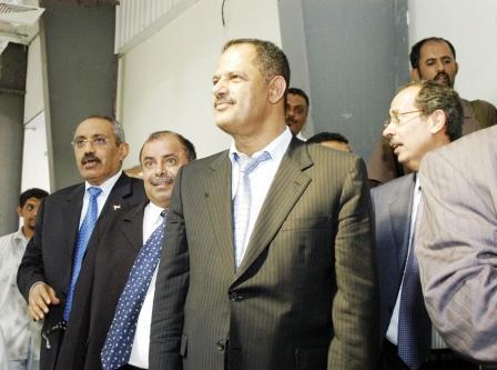 د. مجور يطلع على أعمال الترميم في مدينة تريم أمس